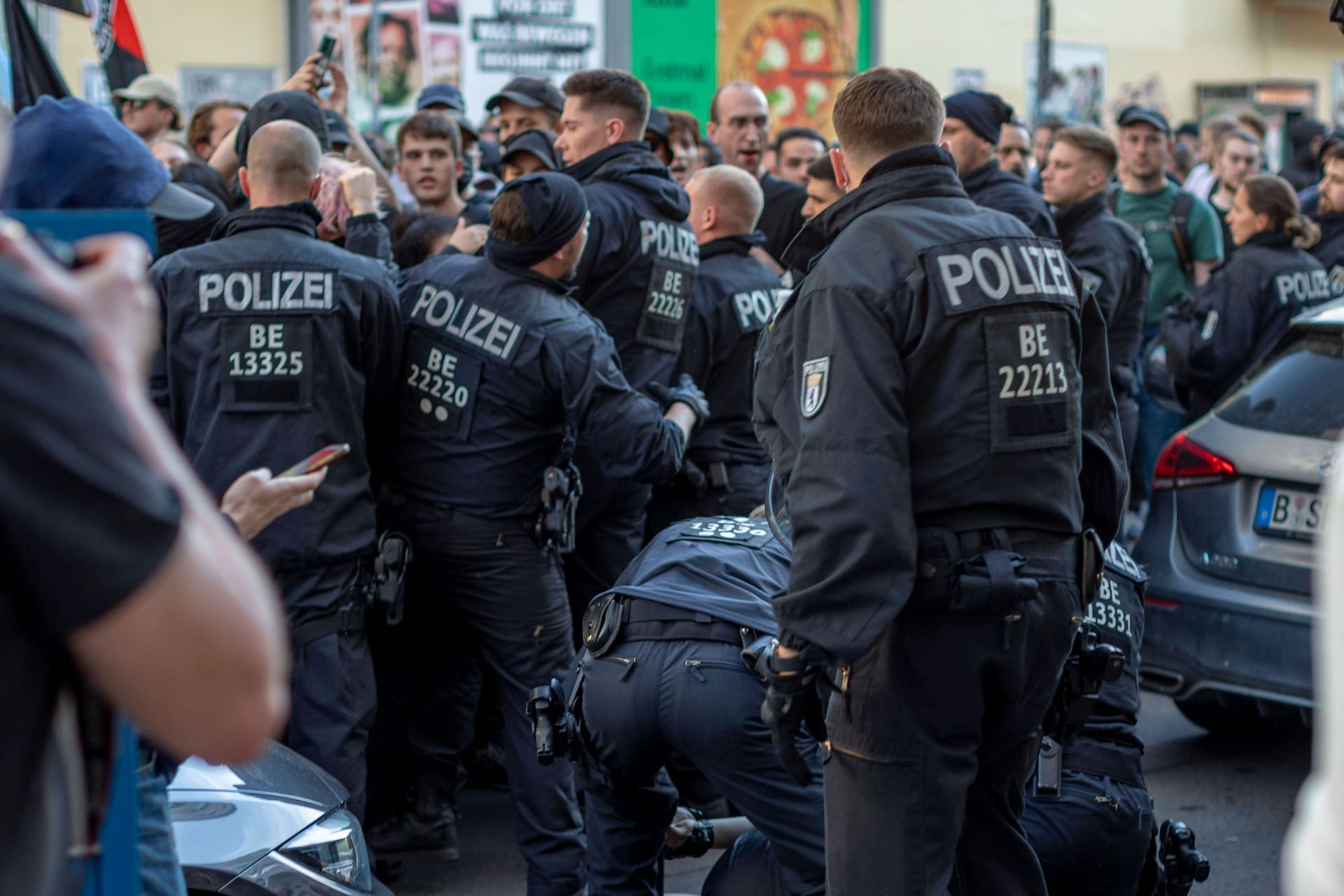 Berliner Polizisten im Einsatz (Symbolbild): Am Montag wurden mehrere Beamte angegriffen.