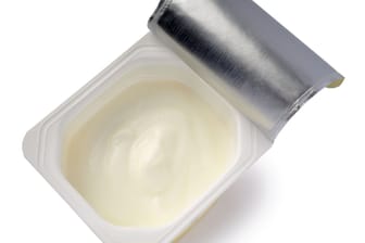Geöffneter Joghurt: Auf der Oberfläche sammelt sich Flüssigkeit.