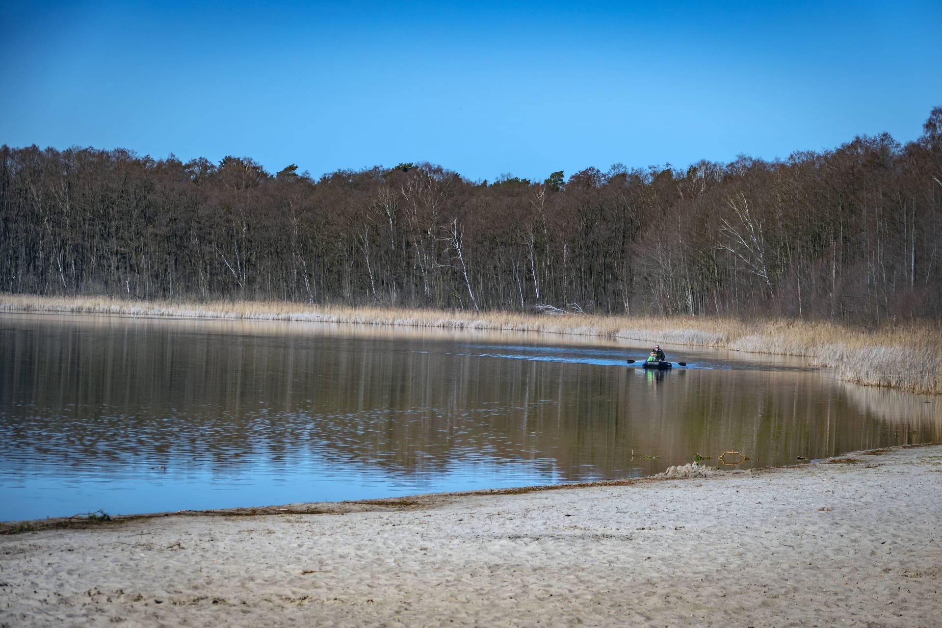 Der Gorinsee in Brandenburg (Archivbild): Zwei Kinder sollen hier sexuell belästigt worden sein.