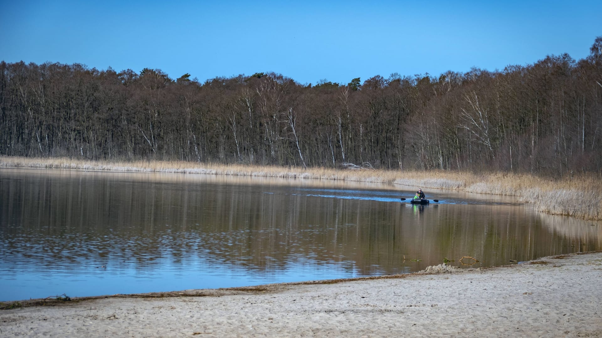 Der Gorinsee in Brandenburg (Archivbild): Zwei Kinder sollen hier sexuell belästigt worden sein.