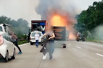 Explosion nach einem Unfall auf der Autobahn