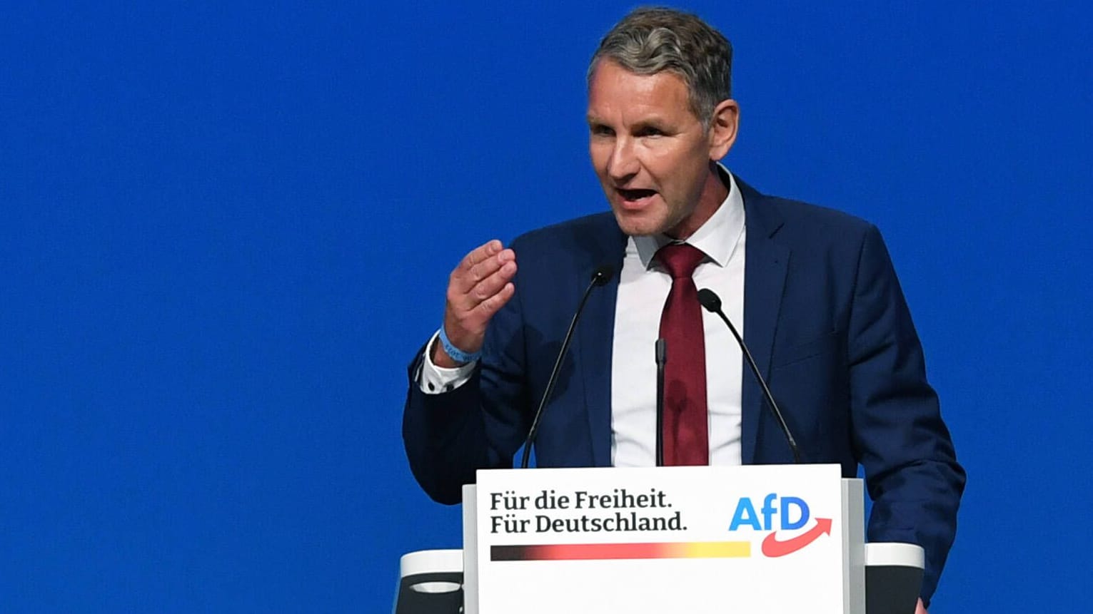 Höcke im Juni 2022 in Riesa: Statt am Saalmikrofon stieg er bei fast jedem Wortbeitrag auf die Bühne - in Magdeburg verzichtete er darauf, war wenig zu hören.