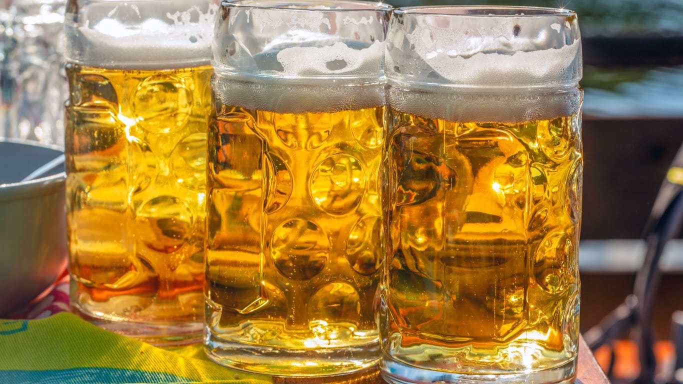 Mehrere Gläser Bier (Symbolbild): In Münchens Biergärten gibt es den halben Liter Gerstensaft verhältnismäßig günstig. Dafür wird beim Essen reingelangt.