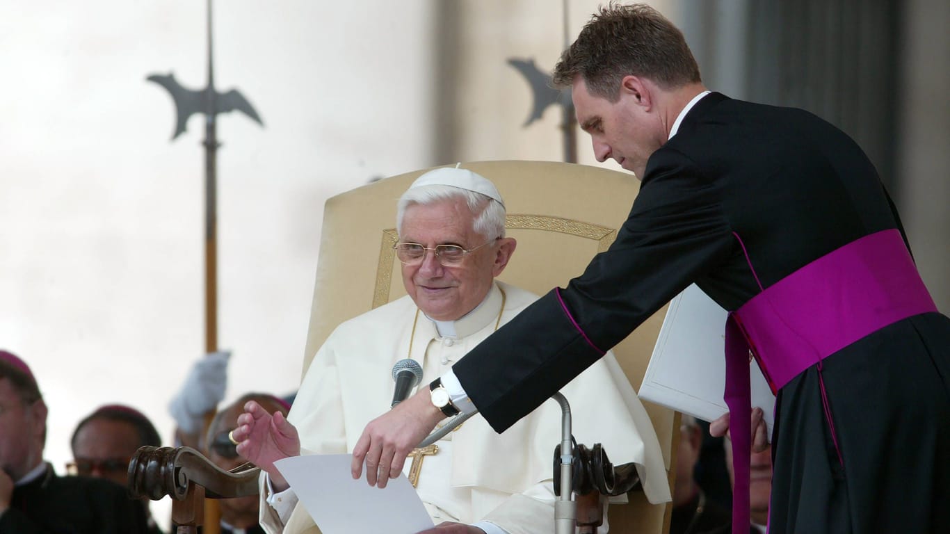 Mehr als 20 Jahre wirkte Georg Gänswein an der Seite von Joseph Ratzinger, der 2005 zum Papst gewählt worden war (Archivbild).