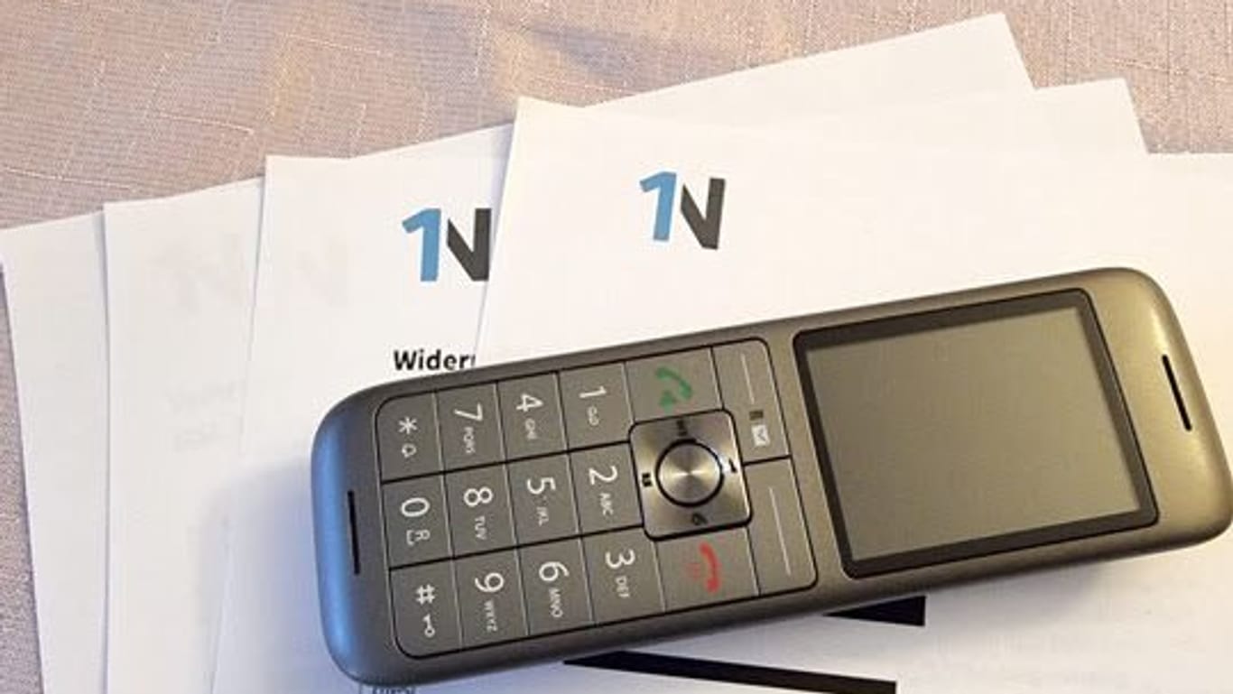 Ein Telefon liegt auf einem Schreiben der "1N Telecom GmbH": Verträge mit dem Telekommunikationsanbieter können bis zu 14 Tage nach der Unterzeichnung widerrufen werden.