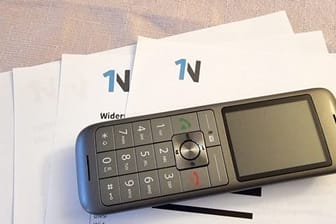 Ein Telefon liegt auf einem Schreiben der "1N Telecom GmbH": Verträge mit dem Telekommunikationsanbieter können bis zu 14 Tage nach der Unterzeichnung widerrufen werden.