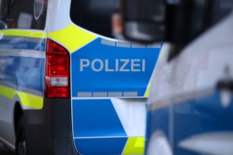 Schriftzug "Polizei" in Nahaufnahme: In Köln sucht die Polizei nach einem Mann, der einen Taxifahrer überfallen haben soll.