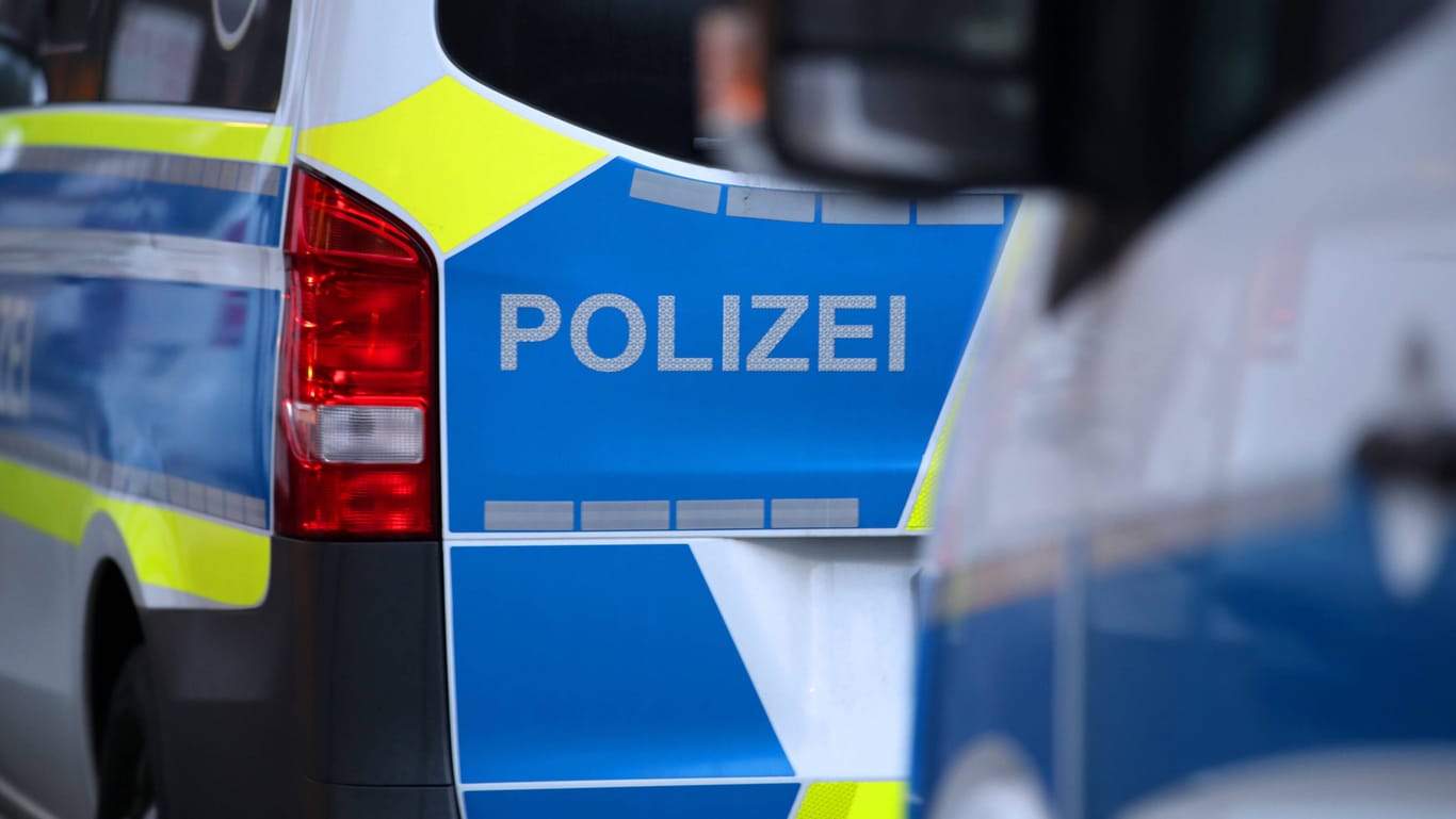 Schriftzug "Polizei" in Nahaufnahme: In Köln sucht die Polizei nach einem Mann, der einen Taxifahrer überfallen haben soll.