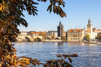 Prag (Archivbild): Von Hannover aus kann man die Stadt per Nachtzug erreichen, Tui hat eine Pauschalreise im Angebot.