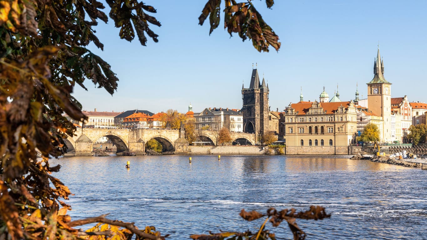 Prag (Archivbild): Von Hannover aus kann man die Stadt per Nachtzug erreichen, Tui hat eine Pauschalreise im Angebot.