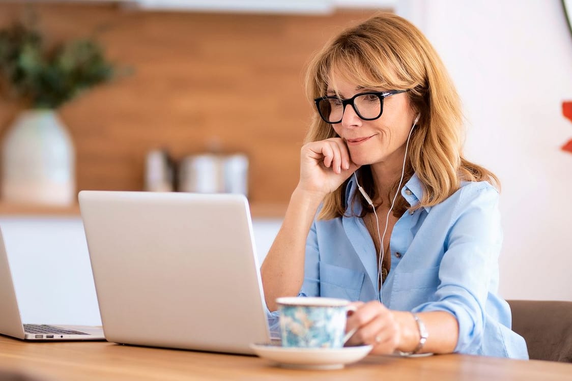 Eine Frau arbeitet von zu Hause (Symbolbild): Das Renteneintrittsalter ist abhängig vom Jahrgang.