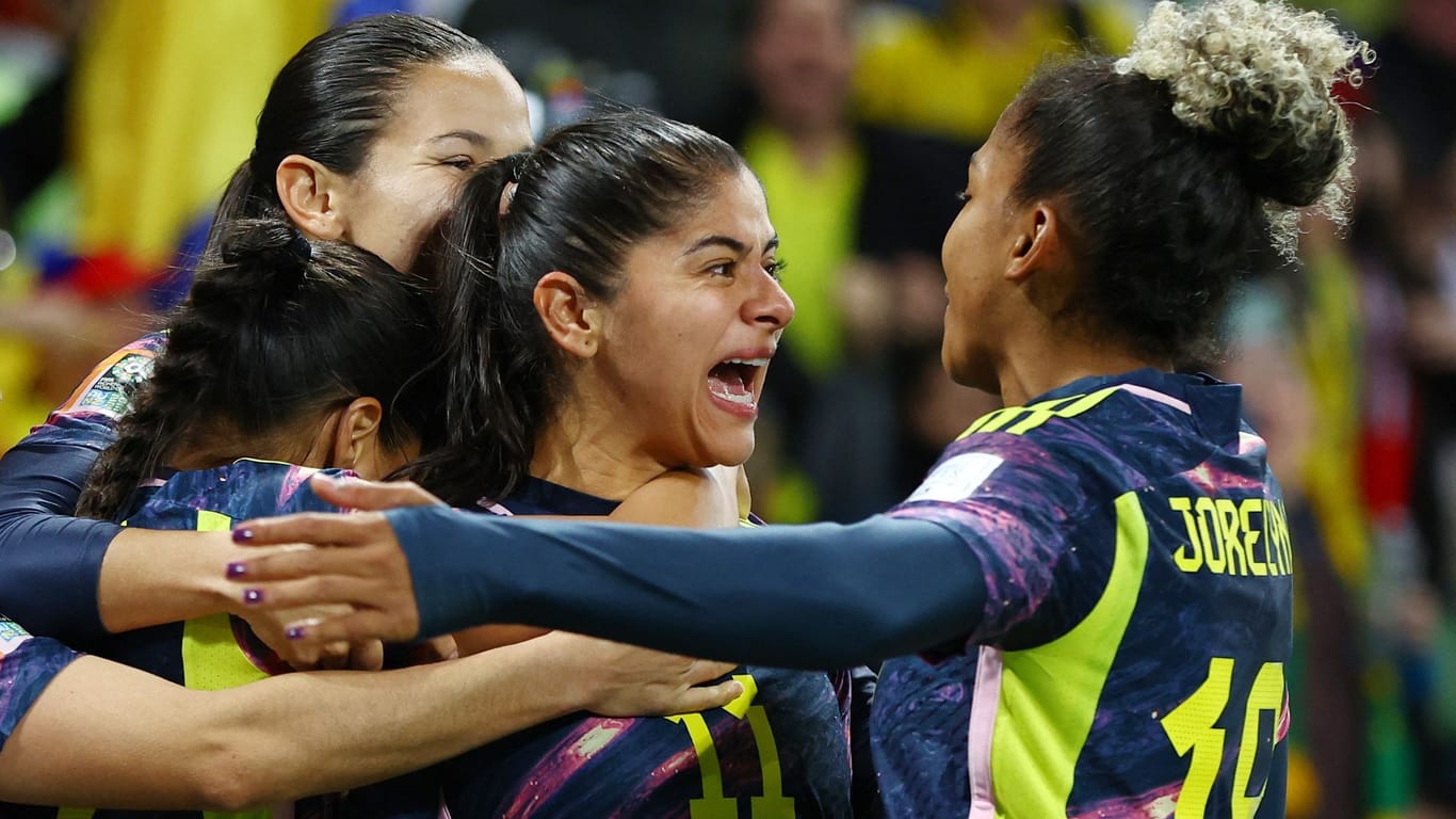 Torschützin Catalina Usme feiert mit ihrem Team: Sie schoss Kolumbien ins Viertelfinale.