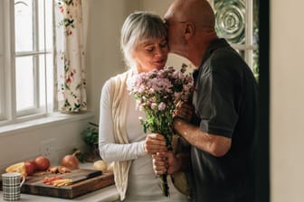 Älteres Paar (Symbolbild): Auch im Alter werden Ehen noch geschieden. Was bedeutet das für den Versorgungsausgleich?