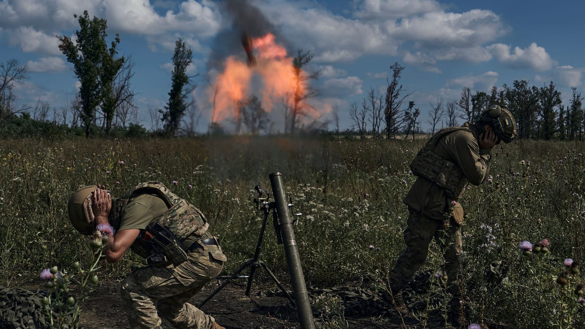 Ukrainische Soldaten in der Nähe von Bachmut: Ein ehemaliger US-General gibt Deutschland eine Mitschuld, falls die Ukraine den Krieg verlieren sollte.