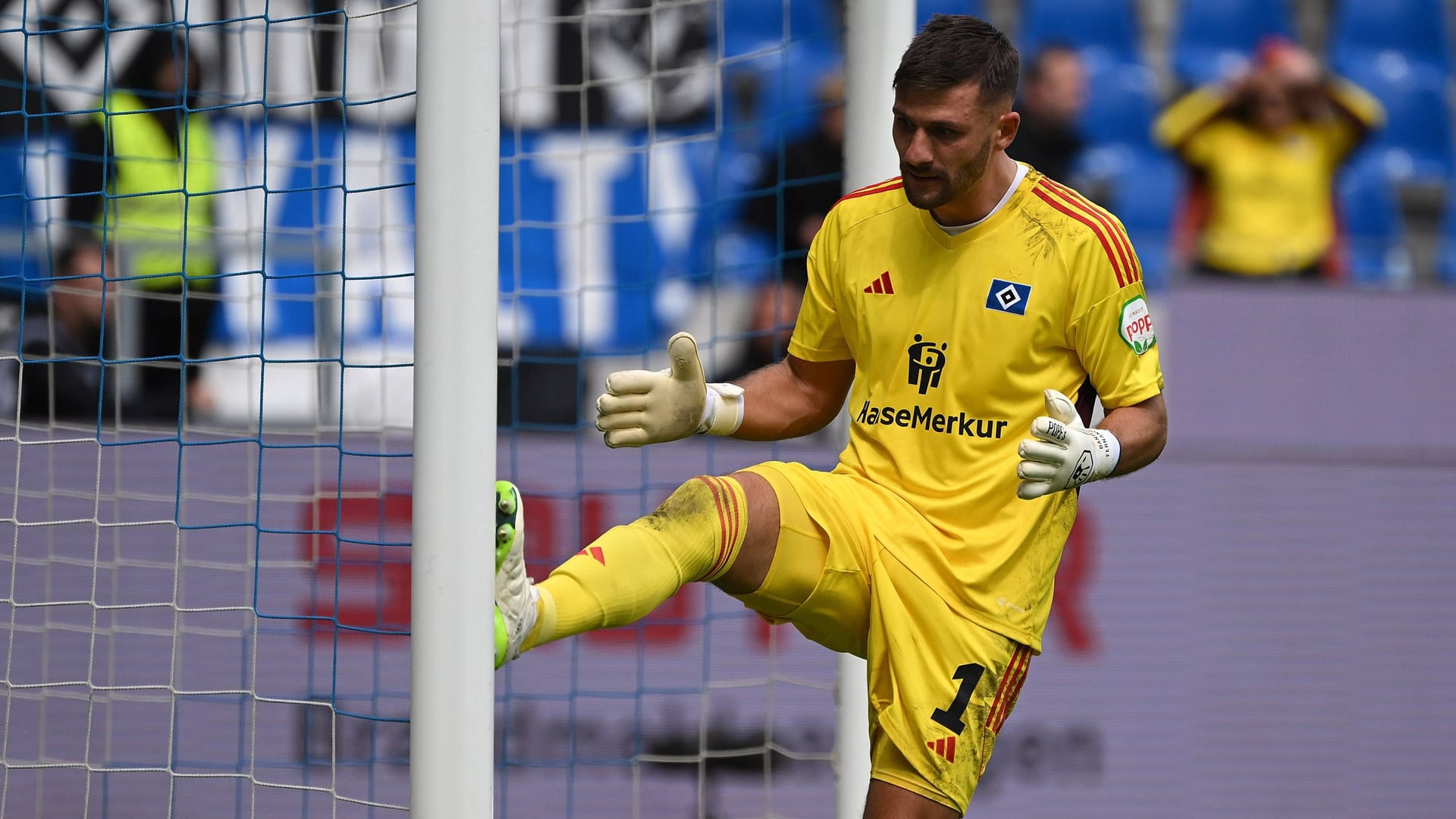 HSV-Torwart Daniel Heuer Fernandes tritt wütend gegen den Pfosten: Das späte Gegentor in Karlsruhe traf die Hamburger schwer.