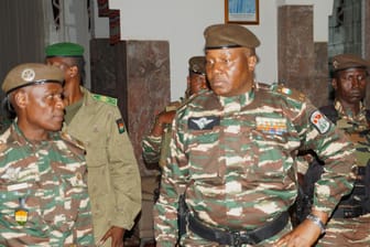 General Abdourahmane Tiani, neuer Machthaber nach dem Putsch im Niger (Archivbild): Seine Militärjunta verbündet sich mit Mali.