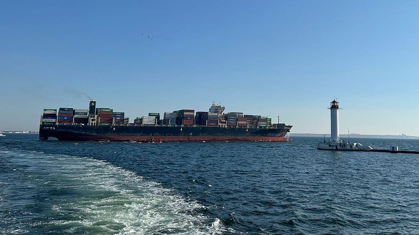 Das Containerschiff Joseph Schulte verlässt den Hafen von Odessa: Es war am dem 23. Februar 2022 in dem Hafen gestrandet.