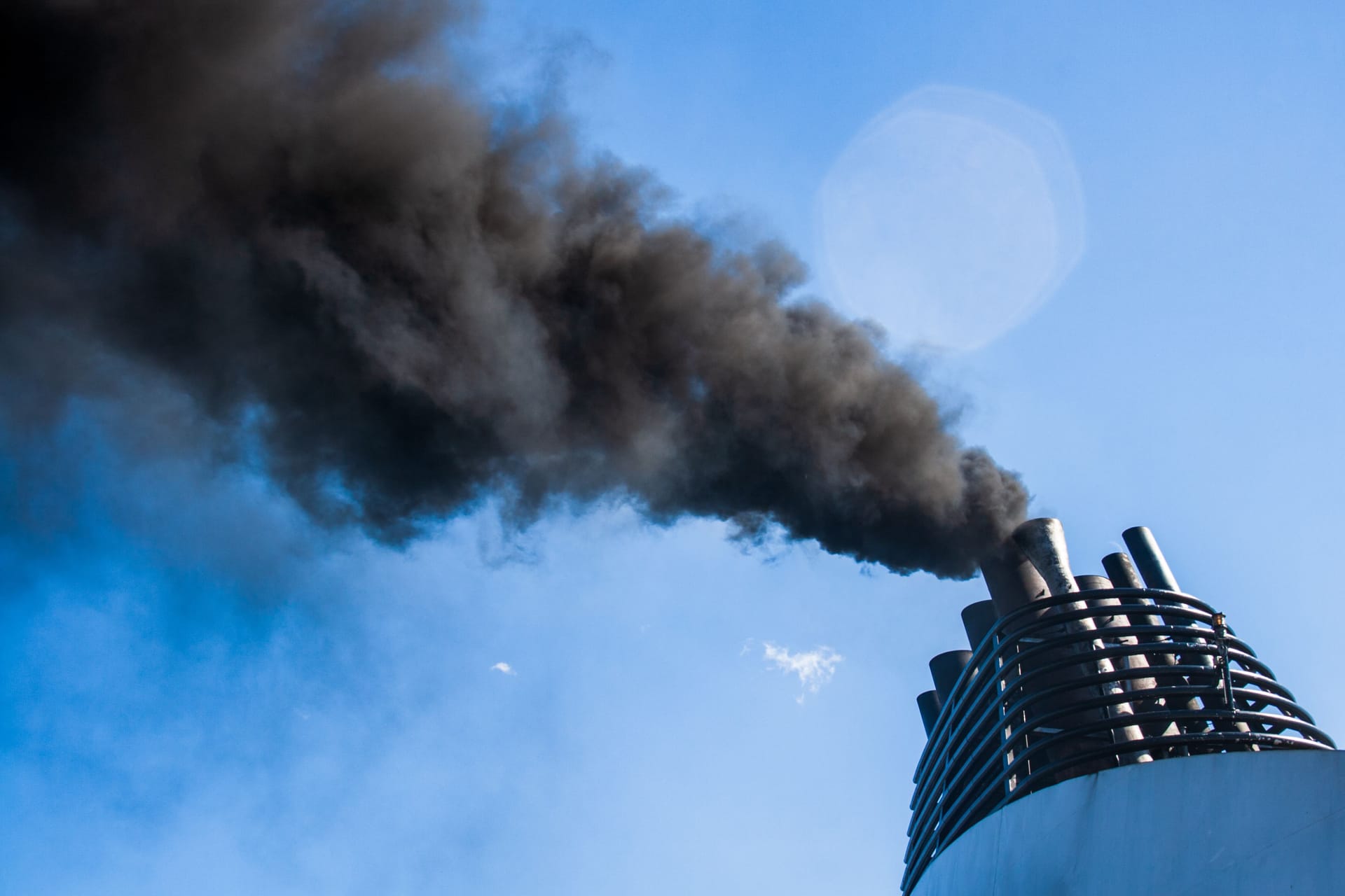 Schiffsabgase (Symbolbild): Der Großteil der Frachter fährt mit Schweröl, welches als besonders klimaschädlich gilt.