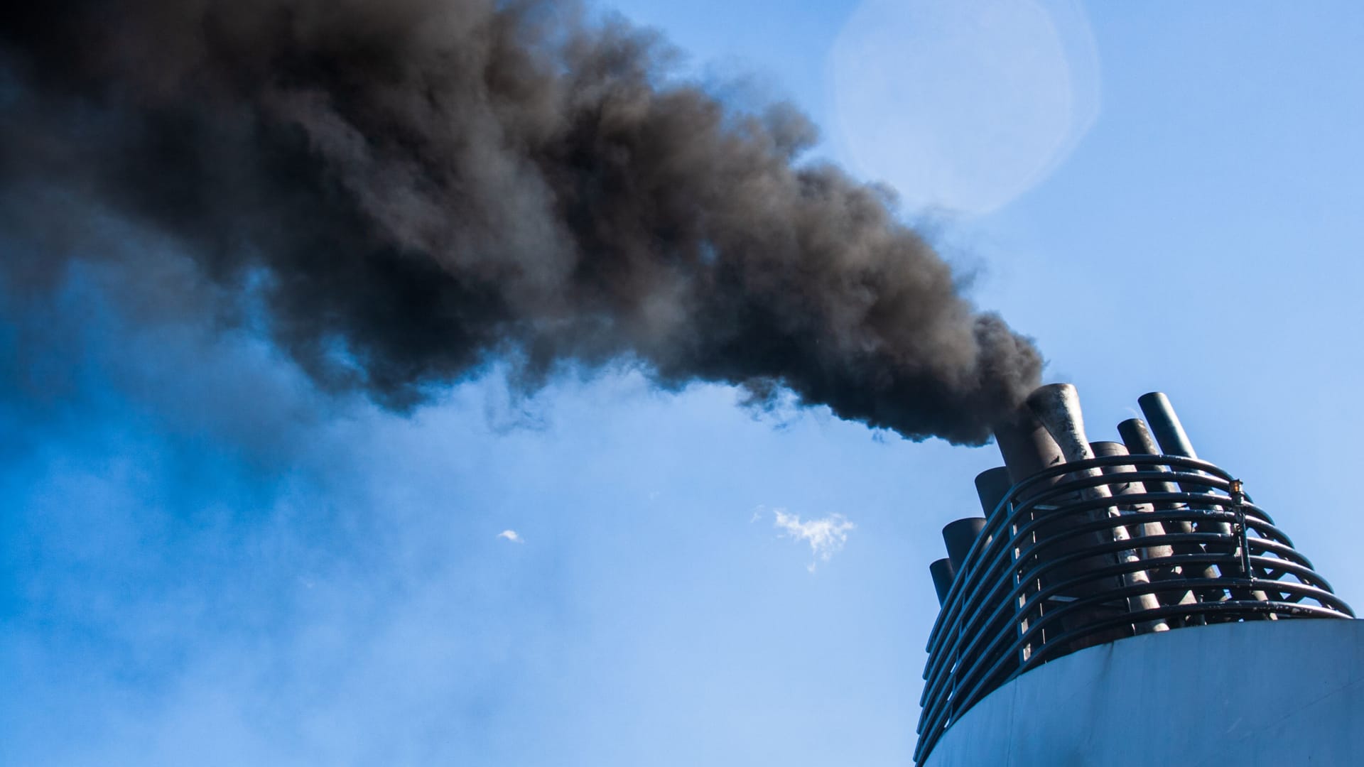 Schiffsabgase (Symbolbild): Der Großteil der Frachter fährt mit Schweröl, welches als besonders klimaschädlich gilt.