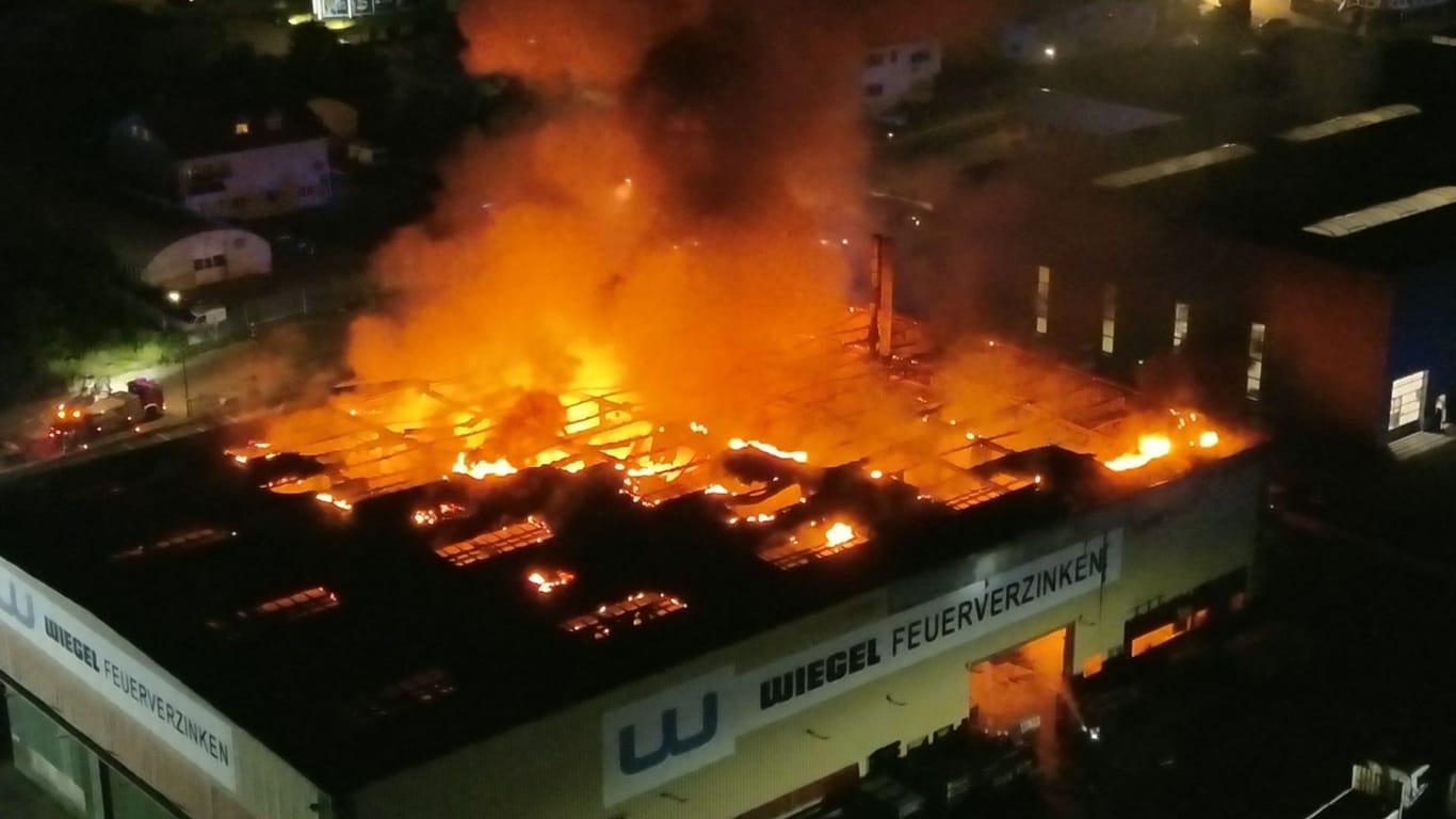 Luftaufnahme der Flammen: In Denkendorf kämpft die Feuerwehr seit Stunden gegen einen Großbrand.