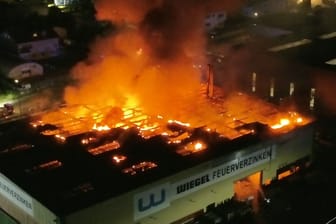 Luftaufnahme der Flammen: In Denkendorf kämpft die Feuerwehr seit Stunden gegen einen Großbrand.