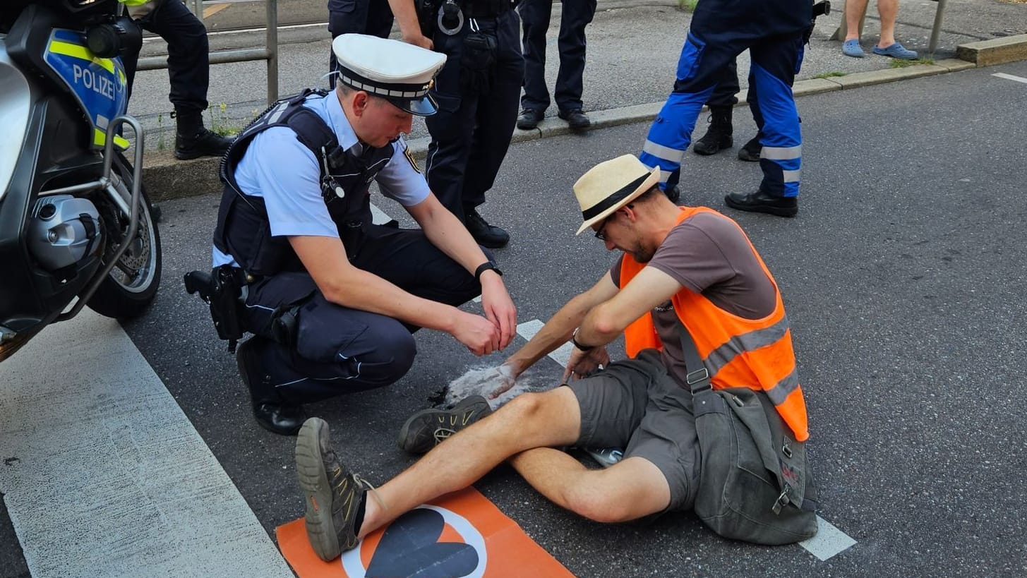 Klima Aktivisten blockieren Straßen in Stuttgart