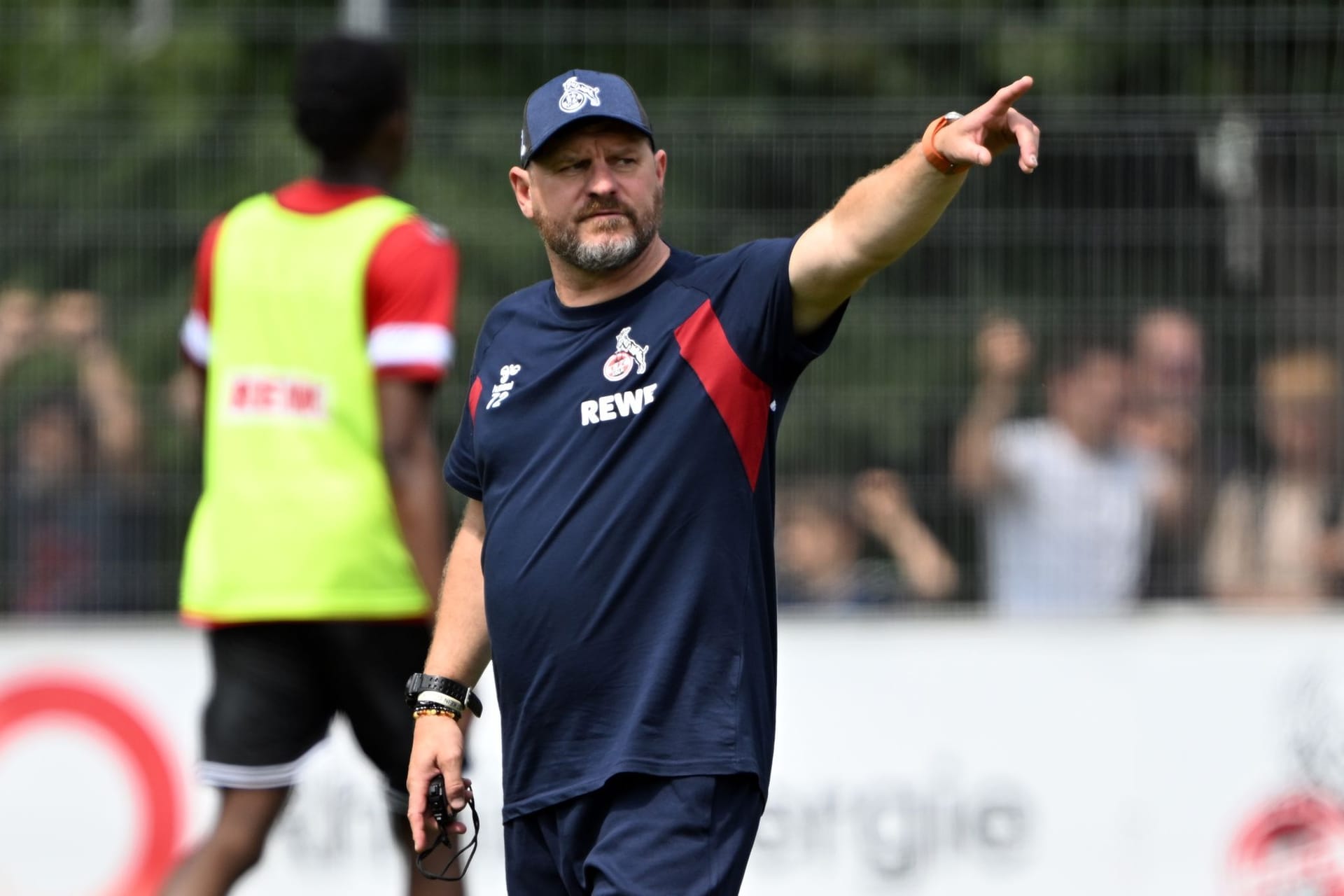 Trainingsstart des 1. FC Köln (Symbolbild): Trainer Steffen Baumgart während des ersten Trainings der neuen Saison.