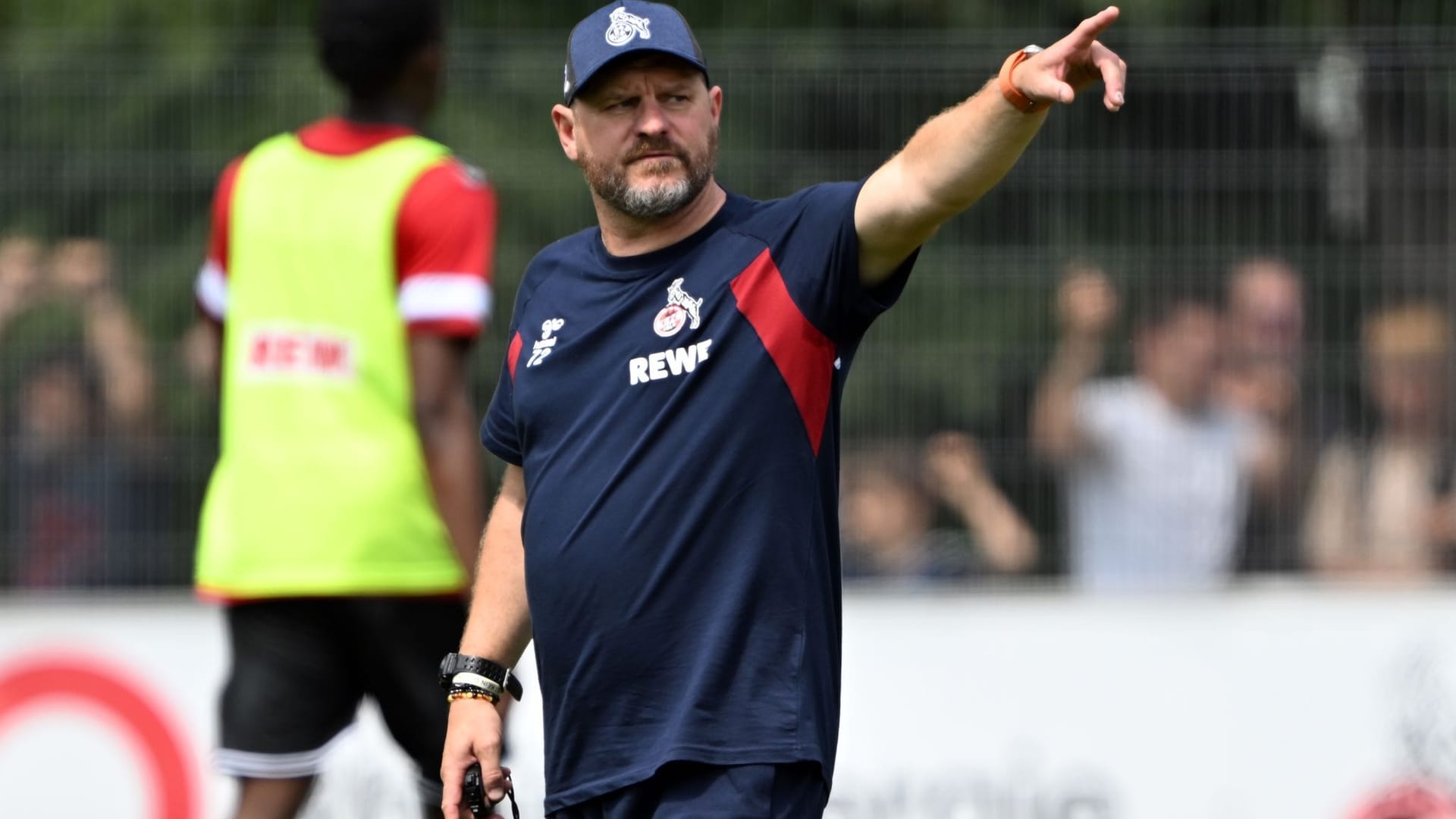 Trainingsstart des 1. FC Köln (Symbolbild): Trainer Steffen Baumgart während des ersten Trainings der neuen Saison.