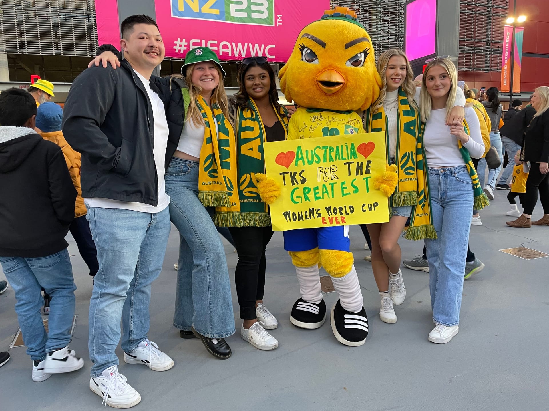 "Beste Frauen-WM überhaupt": Australische und brasilianische Fans vor dem kleinen Finale in Brisbane.