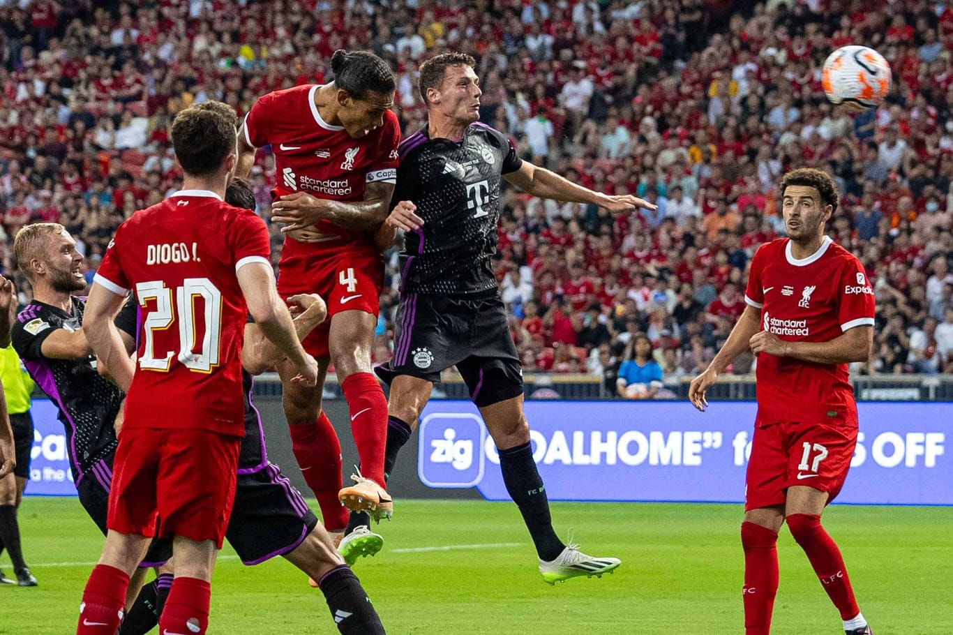 Benjamin Pavard: Der Bayern-Verteidiger kann Liverpools Kapitän Virgil van Dijk nicht an dessen Kopfballtreffer hindern.