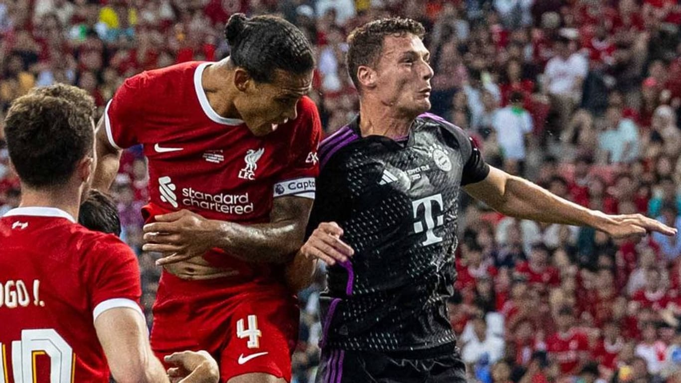 Benjamin Pavard: Der Bayern-Verteidiger kann Liverpools Kapitän Virgil van Dijk nicht an dessen Kopfballtreffer hindern.
