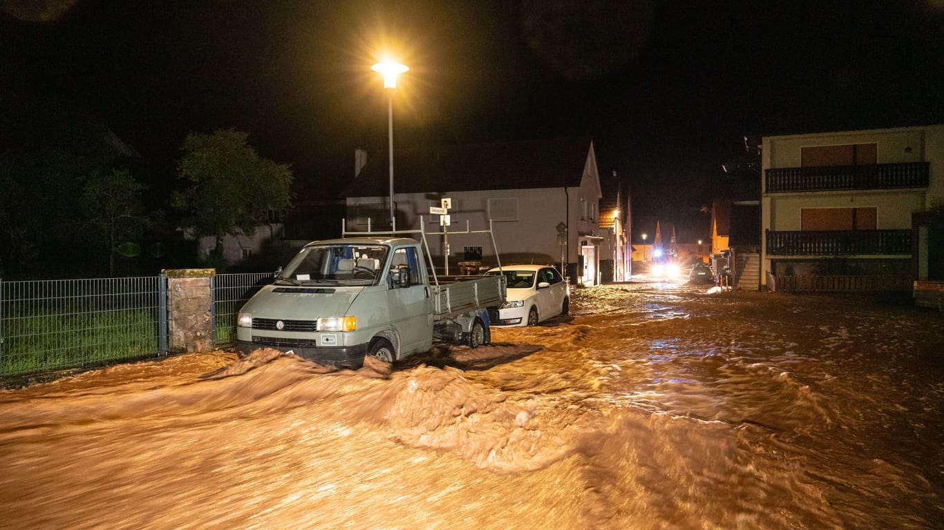 Überschwemmte Hauptstraße in Unterfranken: Zahlreiche Rettungskräfte waren am Fluss Aura im Einsatz.