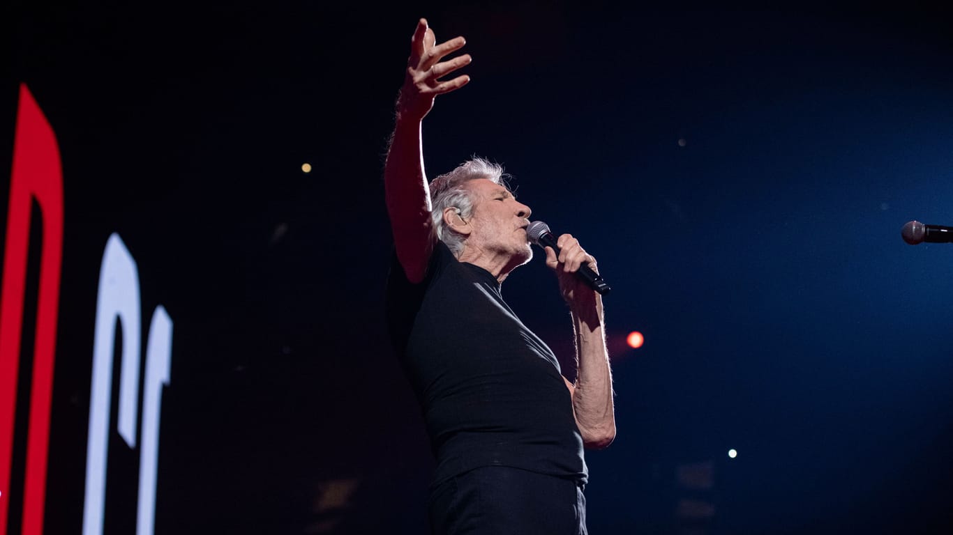 Roger Waters singt während eines seinr Konzerte