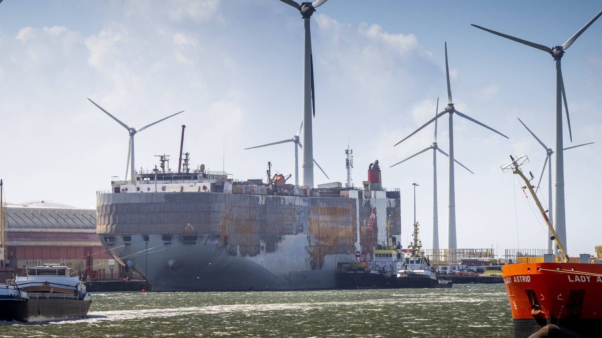 Die schwer beschädigte Fremantle Highway, als sie in den Hafen von Eemshaven geschleppt wurde.