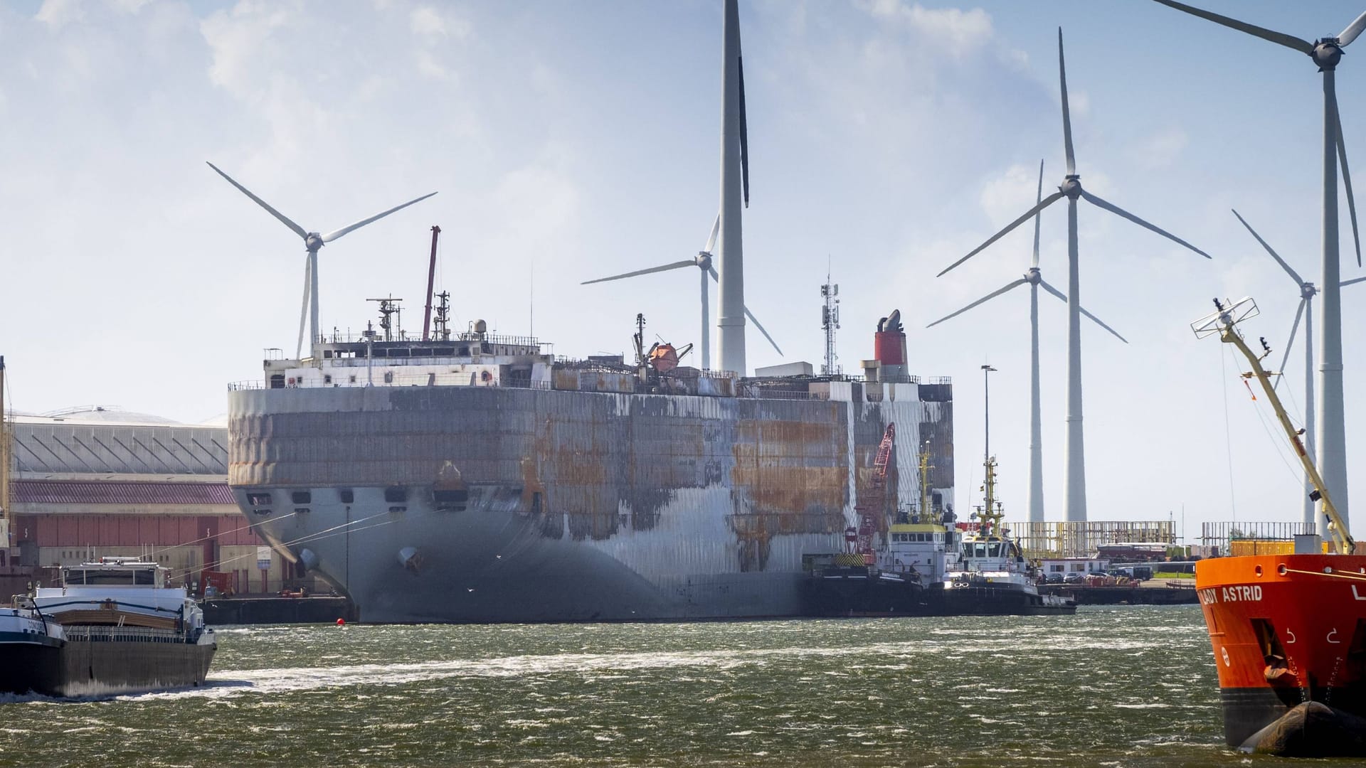 Die schwer beschädigte Fremantle Highway wird in den Hafen von Eemshaven geschleppt (Archivfoto): Die befürchtete Katastrophe blieb aus.