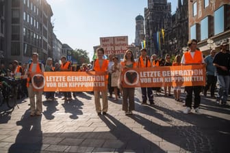 Mitglieder der "Letzten Generation" demonstrieren in München (Archivbild): In den kommenden Wochen wollen die Klimaaktivisten erneut in Bayern aktiv werden.