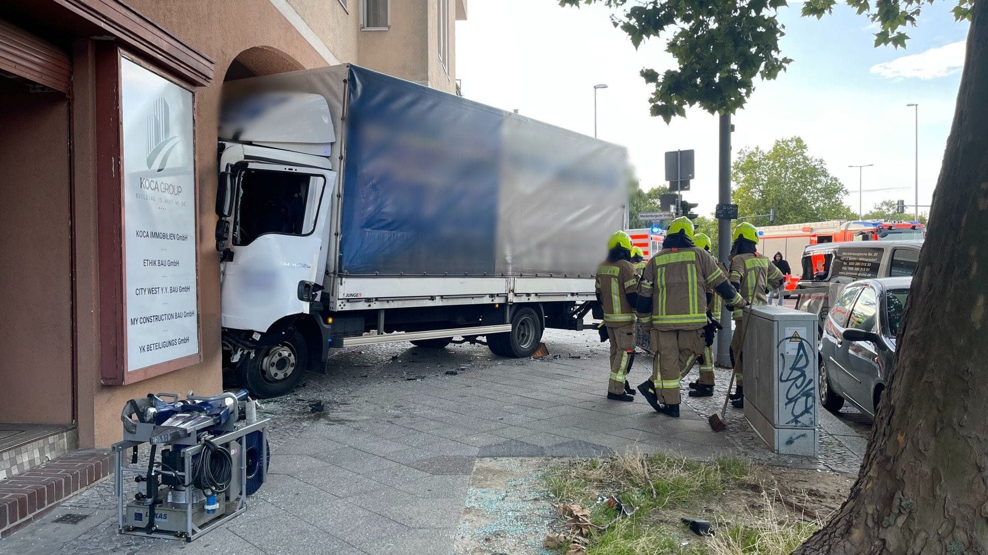 In Berlin-Wilmersdorf ist ein Lkw gegen die Fassade eines Wohnhauses gekracht