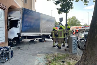 In Berlin-Wilmersdorf ist ein Lkw gegen die Fassade eines Wohnhauses gekracht