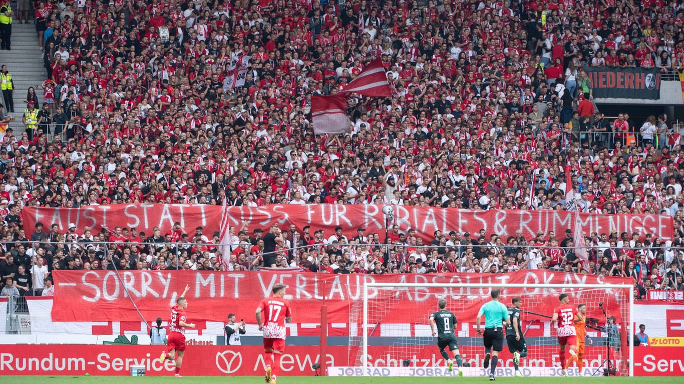 Das Freiburger Plakat während des Spiels gegen Werder Bremen: Das Statement der Breisgauer Ultras hatte es in sich.