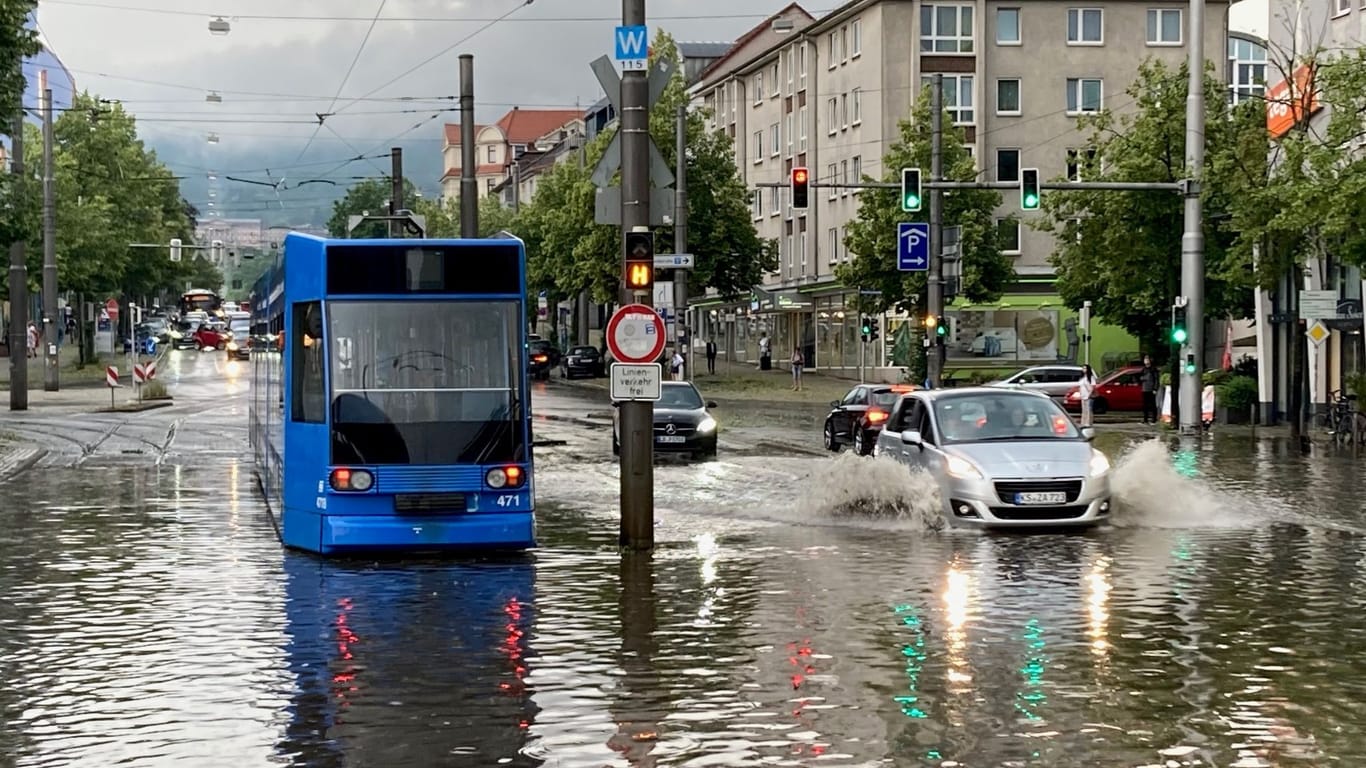 Überflutete Straßen in Kassel: Ende Juli verursachte ein Unwetter mit Starkregen in der Stadt und dem umliegenden Landkreis Schäden in Millionenhöhe.