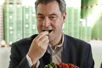 Der Ministerpräsident verputzt Gemüse. Und auch sonst isst Markus Söder gerne – wie er im Netz regelmäßig beweist.