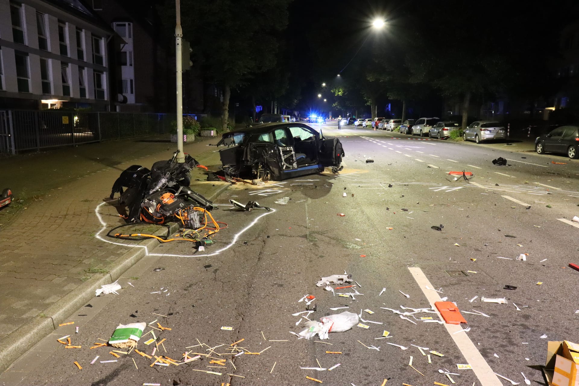 Für den BMW endete die Fahrt als Totalschaden. Der Fahrer liegt im Krankenhaus.