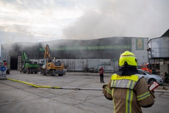Berlin: Kräfte der Berliner Feuerwehr sind an einer Halle eines Holz- und Baustoffrecyclingunternehmens in Berlin-Heinersdorf im Einsatz.