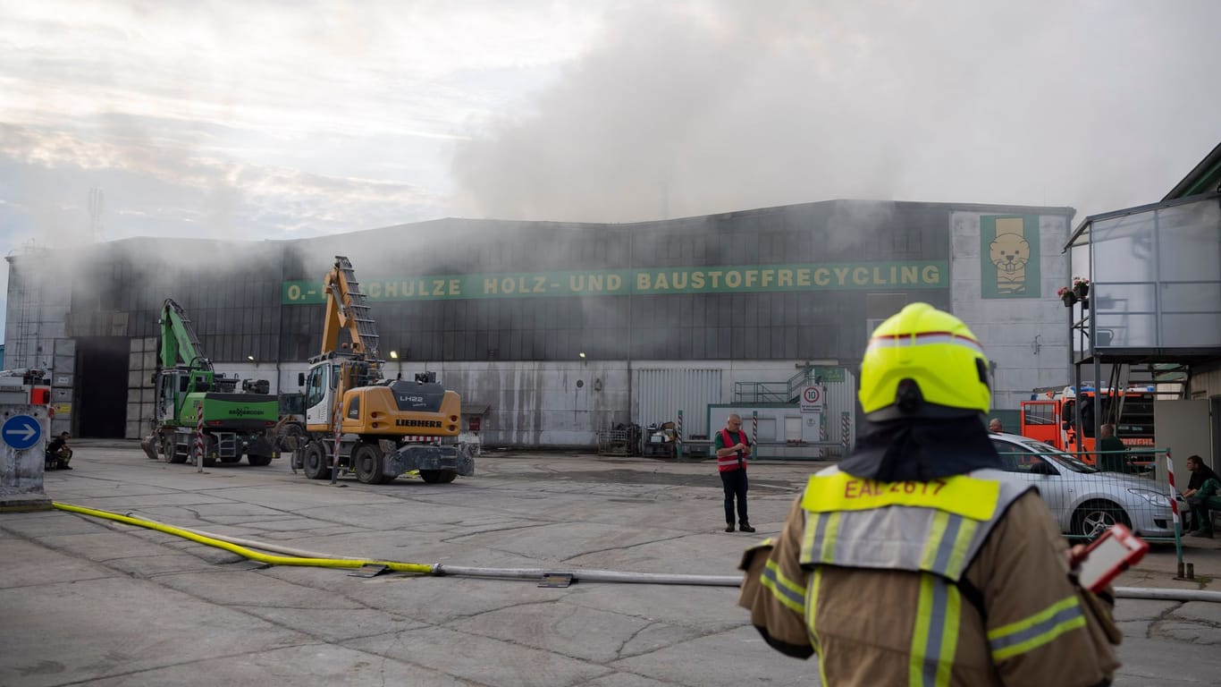 Berlin: Kräfte der Berliner Feuerwehr sind an einer Halle eines Holz- und Baustoffrecyclingunternehmens in Berlin-Heinersdorf im Einsatz.