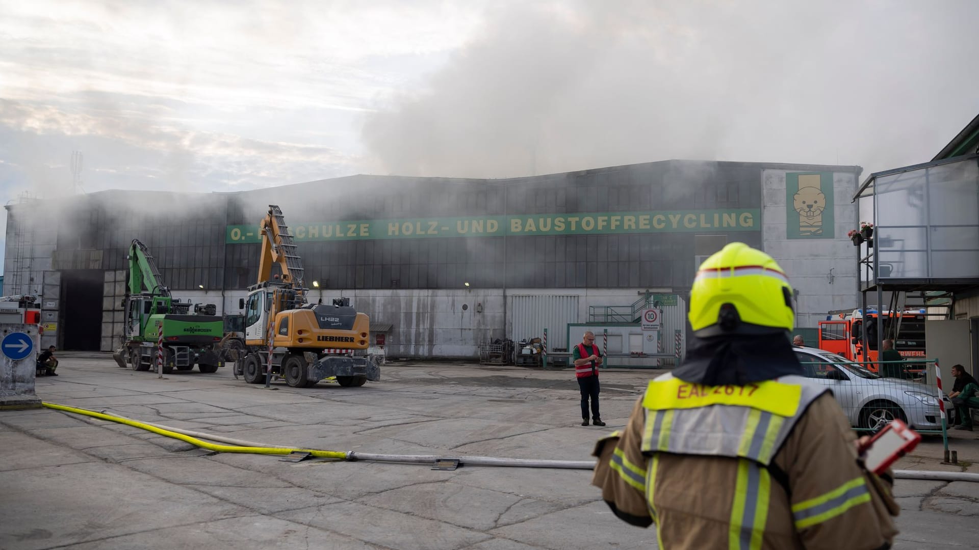 Berlin: Kräfte der Berliner Feuerwehr sind an einer Halle eines Holz- und Baustoffrecyclingunternehmens in Berlin-Heinersdorf im Einsatz. Berlin: Kräfte der Berliner Feuerwehr sind an einer Halle eines Holz- und Baustoffrecyclingunternehmens in Berlin-Heinersdorf im Einsatz.