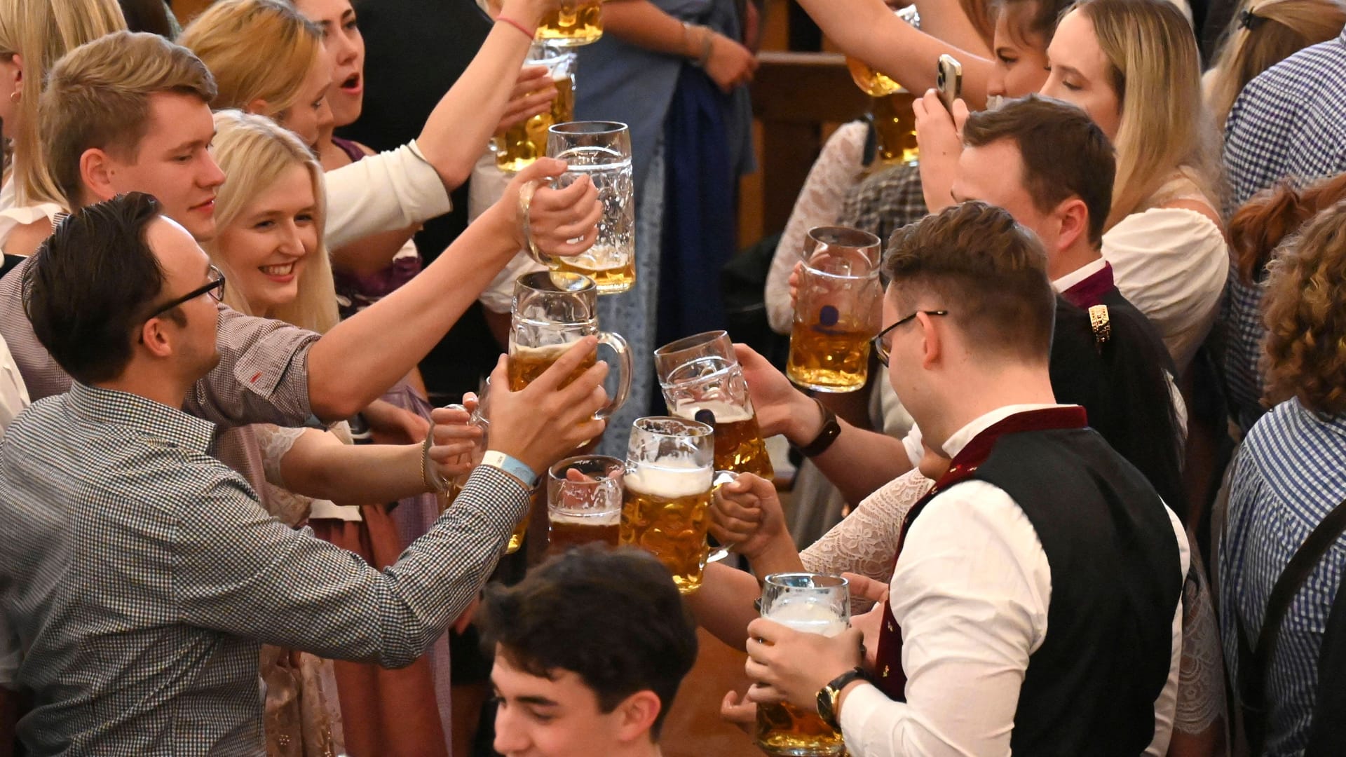 Festzelt-Besucher stoßen beim Oktoberfest 2022 an: Experten blicken unbesorgt auf die kommende Wiesn.