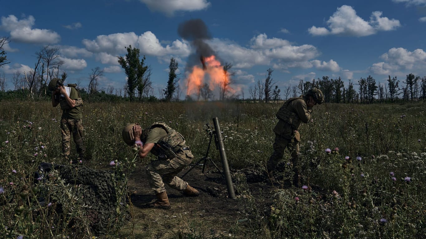 Ukrainische Soldaten feuern bei Bachmut auf russische Stellungen (Archivbild): Nach Ansicht eines Nato-Admirals verliert Russland an Boden.