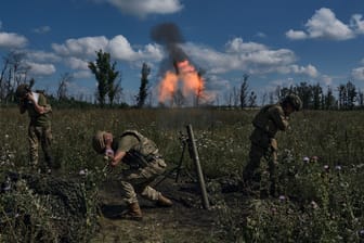 Ukrainische Soldaten feuern bei Bachmut auf russische Stellungen (Archivbild): Nach Ansicht eines Nato-Admirals verliert Russland an Boden.