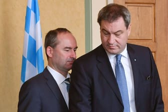 Hubert Aiwanger (Freie Wähler) und Markus Söder (CSU): Der bayrische Ministerpräsident hat bislang keine personellen Konsequenzen gezogen.