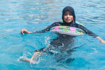 Frau im Burkini (Symbolbild): Das lange Kleidungsstück soll es Frauen, die im Alltag Kopftuch tragen, ermöglichen, in geschlechtsgemischten Schwimmbädern zu baden.